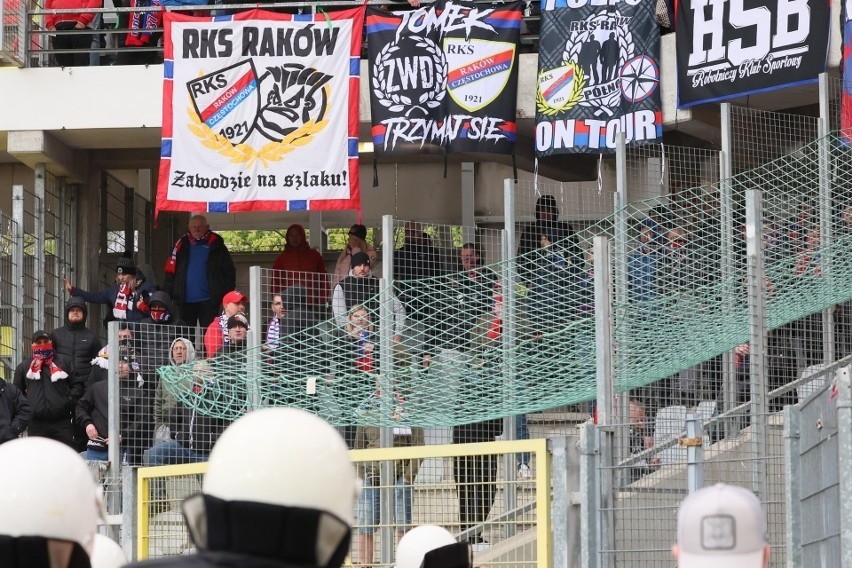 Jedna osoba zatrzymana po meczu Korony Kielce z Rakowem Częstochowa, wiemy jakie są straty na stadionie. Zobacz nowe wideo i zdjęcia   