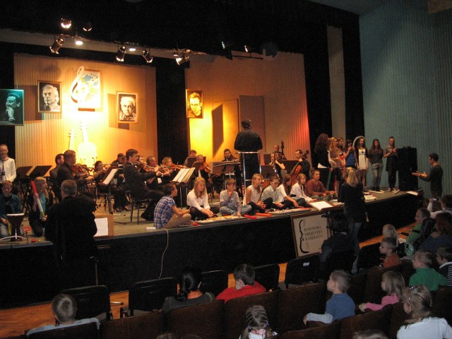 Gimnazjaliści zasiedli na scenie orkiestry.