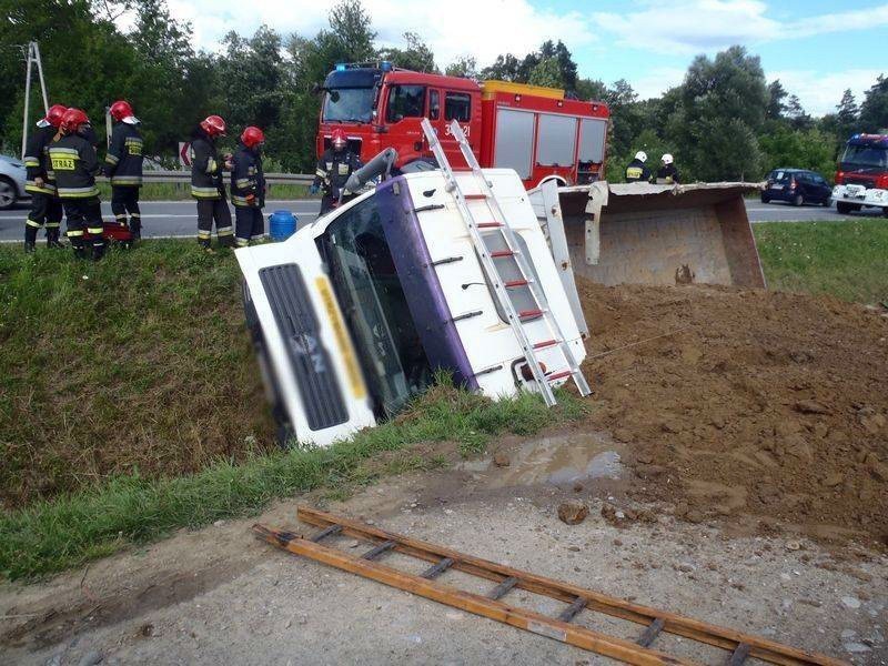 Stary Sącz. Ciężarówka wywróciła się przy stacji paliw [ZDJĘCIA]