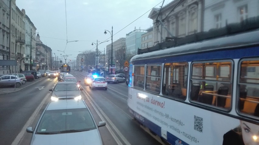 Kraków. Wypadek na ulicy Lubicz, są utrudnienia w kursowaniu komunikacji miejskiej