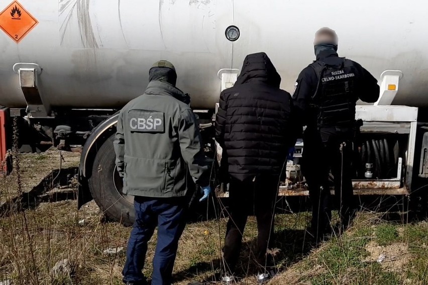 17 zatrzymanych. Podlaska KAS razem z CBŚP rozbiły gang handlujący gazem [zdjęcia, video]