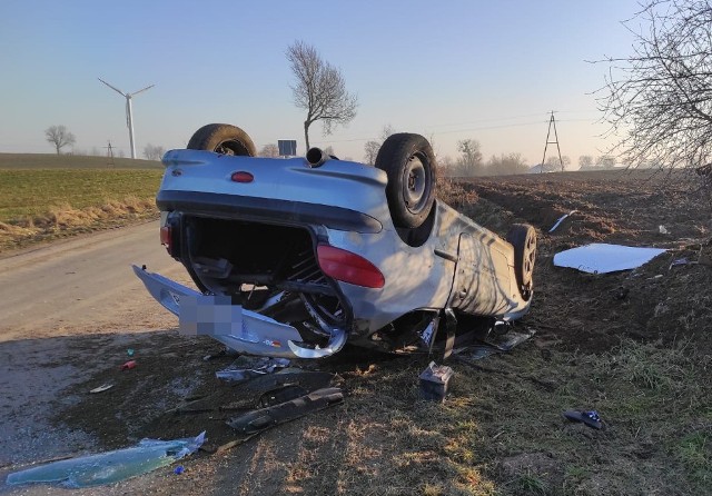 Starszy brat chciał nauczyć młodszego jeździć samochodem. Dachowali i pieszo uciekli z miejsca zdarzenia, następnie starszy brat zgłosił kradzież pojazdu