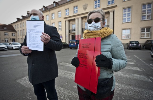 W środę do komisarza wyborczego w Koszalinie trafił wniosek o reorganizowanie referendum odwołanie wójta Mariusza Jaroniewskiego. Pod tym wnioskiem podpisało się 1244 mieszkańców gminy Będzino.