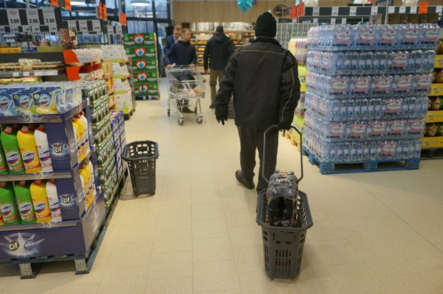 Polacy chcą, by niedziele były handlowe? Sprawdź najnowszy sondaż dla Wprost!