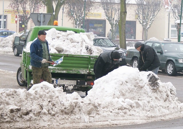 Burmistrz Gawrysiak twierdzi, że wynajęte przez gminę firmy nie składowały śniegu nad Gopłem