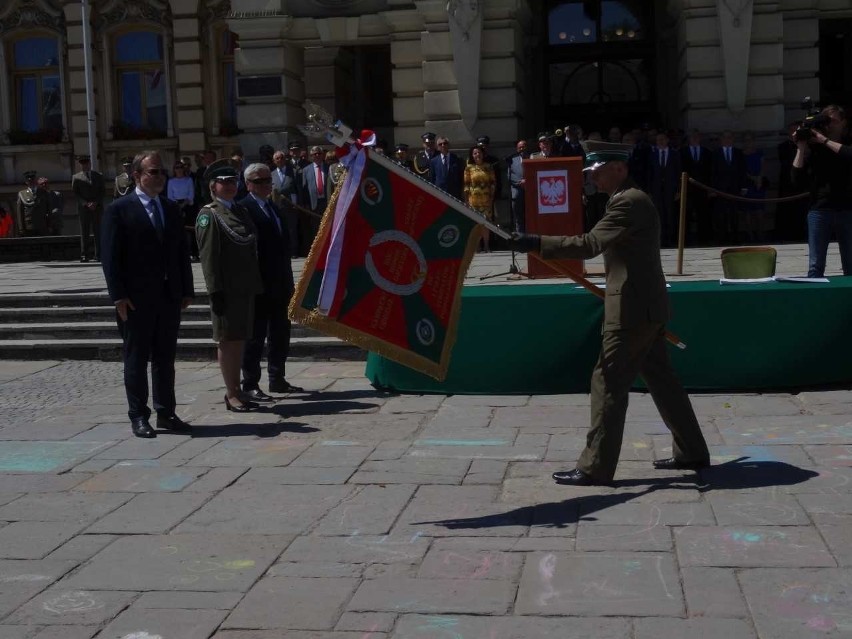 Nowy Sącz: Karpacki Oddział Straży Granicznej ma patrona i sztandar [ZDJĘCIA]