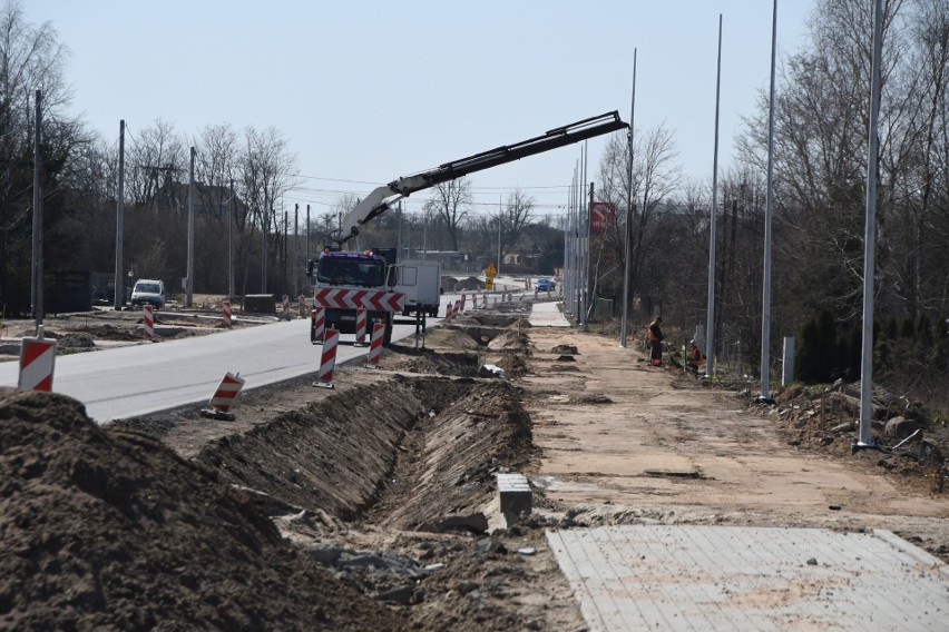 Budowa drogi z Radoszyc do Łopuszna szybko posuwa się do przodu. Co już zbudowano? Zobacz zdjęcia