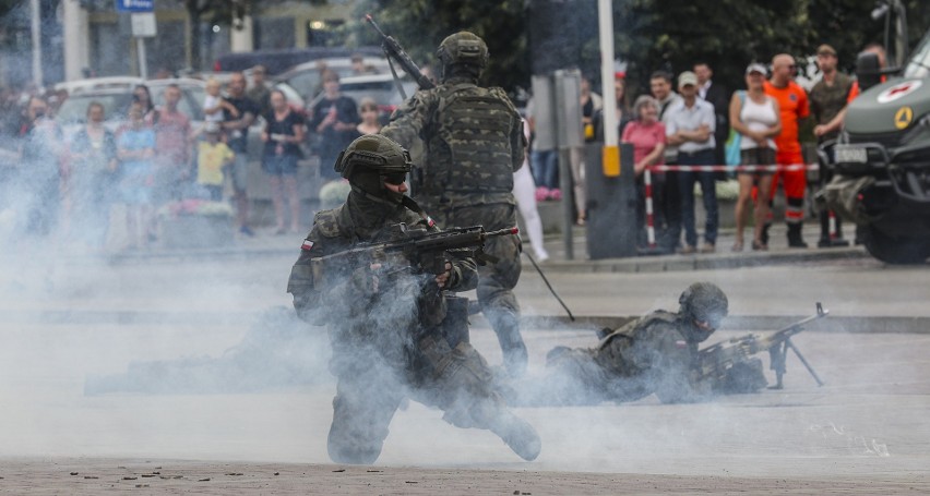 Pokazy wojskowe, parada - święto Wojsk Obrony Terytorialnej w Rzeszowie [ZDJĘCIA, WIDEO]