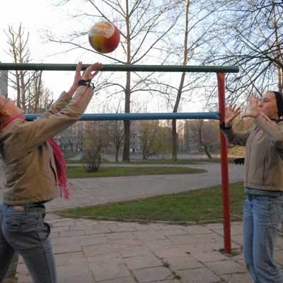 - Przy trzepaku nie pogra się tak, jak na porządnym boisku - mówią Kasia i Marta Kamińska.