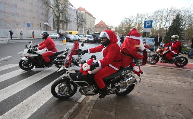 Punktualnie w południe z Jasnych Błoni wyruszył mikołajkowy korowód motocyklistów z paczkami dla dzieci