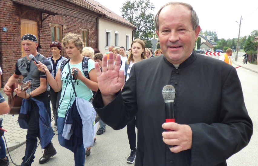 Pieszo do Madonny. Parafianie z Czarnocina pielgrzymowali do Wiślicy [ZDJĘCIA]