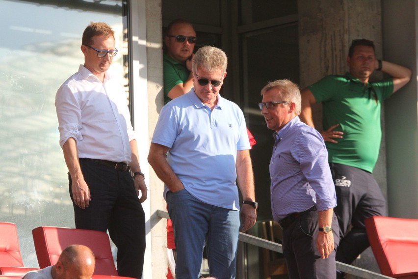 Niemieccy właściciele Korony Kielce rozmawiali z trenerem Gino Lettierim. Nie byli zadowoleni z gry w meczu z Pogonią [ZDJĘCIA, WIDEO] 
