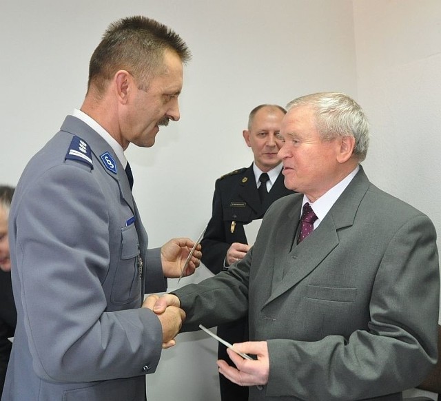 Komendant Stanisław Michalski składa życzenia emerytowanemu szefowi koneckich mundurowych Ryszardowi Kopańskiemu