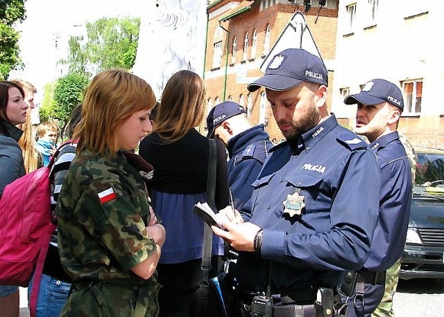 Podczas marszu funkcjonariusze sprawdzali dokumenty protestującej młodzieży 