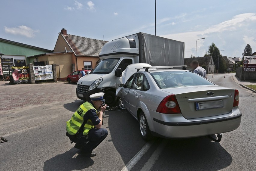 Ford focus uderzył w ciężarówkę renault master na ul....