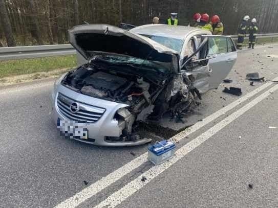 Wypadek w Bocheńcu. Czołowe zderzenie opla i saaba. Jedna osoba w szpitalu [ZDJĘCIA]