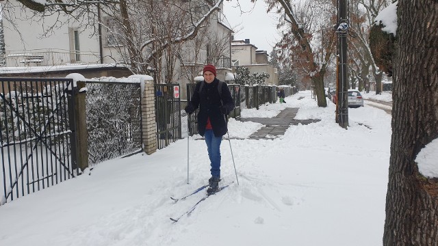 Łodzianin pojechał do sklepu mięsnego na nartach biegowych. Śniegu było tak dużo, że dojechał pod sam sklep na rogu Kopcińskiego i Narutowicza. Ekspedientka była zaskoczona!