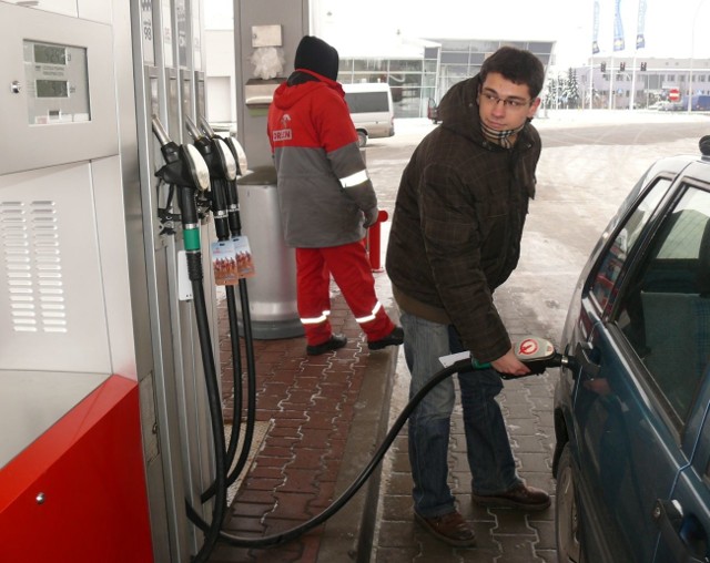 Bartosz Rząd ze Stalowej Woli ubolewa, że większa cena paliwa coraz bardziej drenuje jego kieszeń.