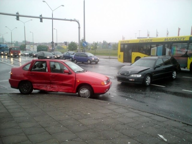 Kierowca volkswagena polo wymusił pierwszeństwo