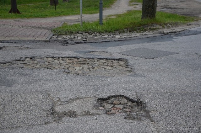 Takie widoki czekają kierowców skręcających z drogi krajowej numer 79 w ulicę Wójcików w Kozienicach.