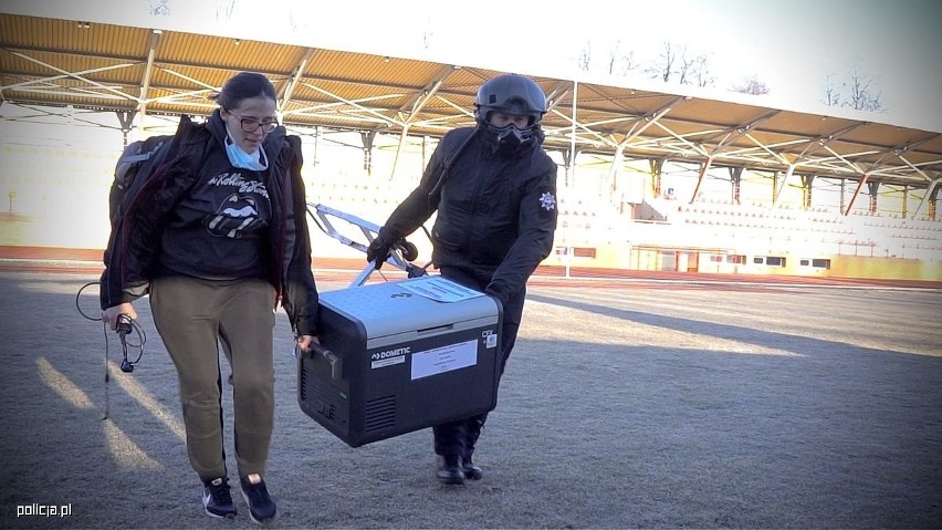 Lot po życie. Policyjny śmigłowiec Black Hawk wylądował na stadionie w Białymstoku. Zabrał wątrobę do przeszczepu 