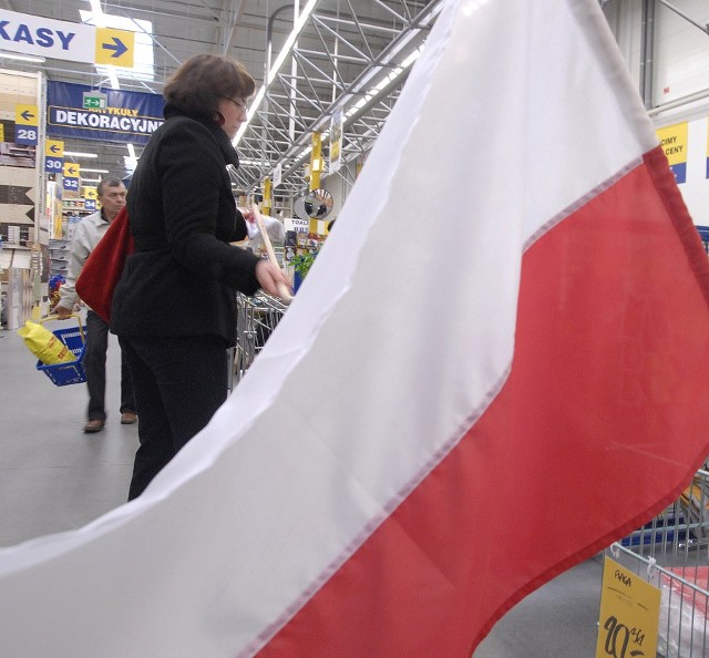 Polska flagę można bez problemu nabyć.