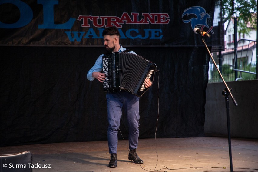 COOLturalne wakacje w Stargardzie. Dla mieszkańców na akordeonie zagrał Tomasz Staniszewski, magiczne sztuczki pokazał Rafał Albrudziński