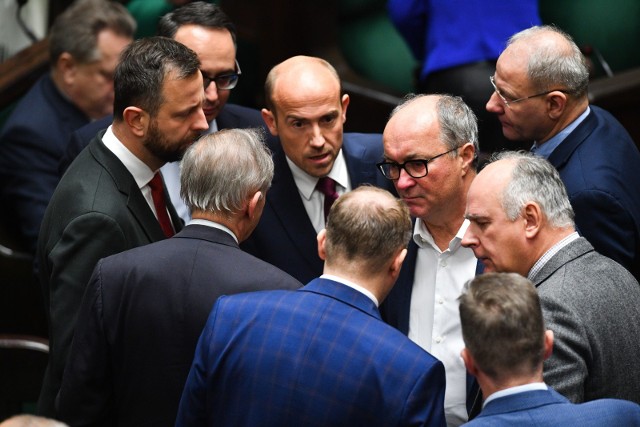 W czwartek Sejm miał głosować nad uchwałą uznającą Rosję za państwo wspierające terroryzm. Podczas wieczornej debaty poprzedzającej głosowanie kluby i koła zgodnie wyraziły poparcie dla uchwały. W debacie do projektu została zgłoszona poprawka PiS, która wywołała sprzeciw opozycji.