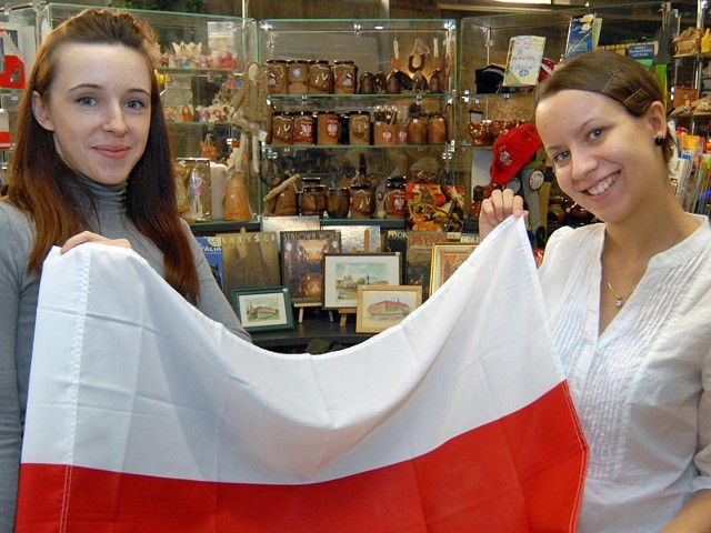 Patrycja i Paulina, ekspedientki z rzeszowskiego sklepu z pamiątkami: niewielu klientów pyta o flagi.