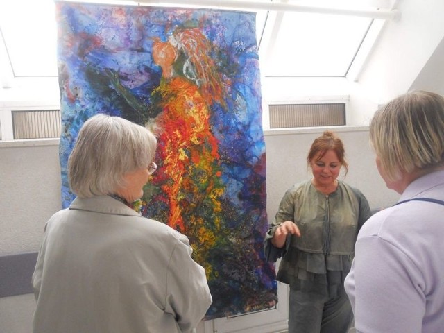 Małgorzata Rynarzewska  ( z lewej)wśród  widzów wystawy. Więcej zdjęć w galerii