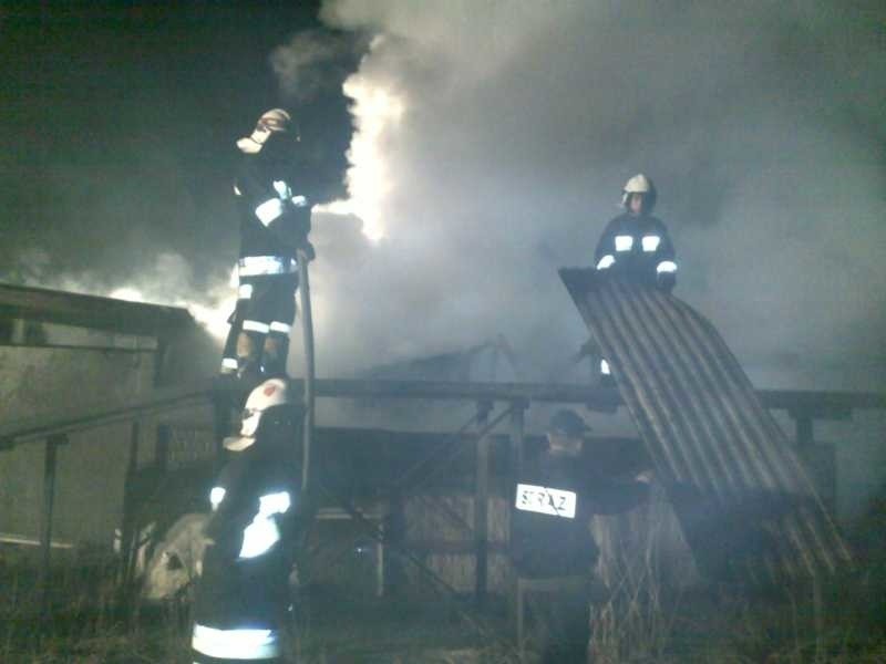 Strażacy dogaszają pożar drewnianej szopy w Grzymałkowie