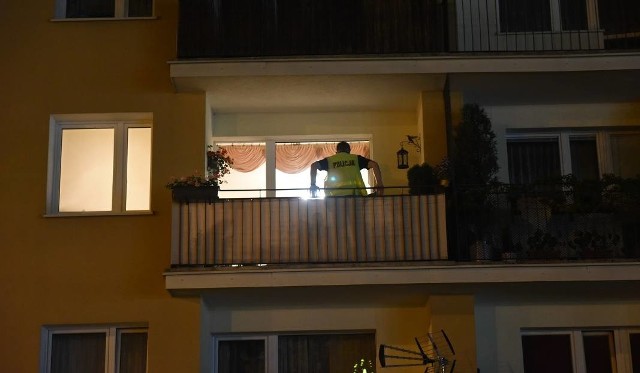 Do zdarzenia doszło 30 maja w mieszkaniu na osiedlu Niepodległości w czasie interwencji domowej. Według wstępnych ustaleń, około północy doszło do zakłócenia ciszy nocnej, o czym sąsiedzi zawiadomili policję.