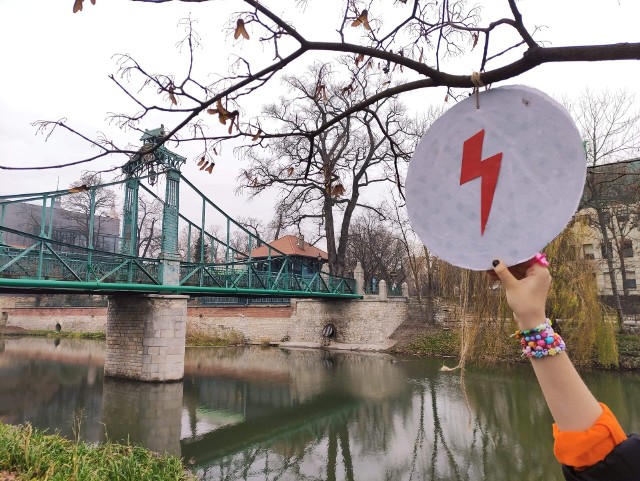 Sobotnia (12.12) akcja w Opolu była przygrywką do niedzielnych protestów, które mają odbyć się w Warszawie. - Sytuacja w kraju jest coraz bardziej napięta, dlatego nie możemy dopuścić, by działania Strajku Kobiet upadły i poszły na marne. Od tego zależy nasza przyszłość - mówi aktywistka z Opola.