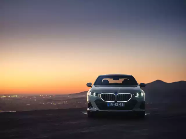 Podobnie jak wszystkie poprzednie generacje nowe BMW serii 5 Limuzyna będzie produkowane w zakładach BMW Group w Dingolfingu, gdzie wytwarzane są również silniki elektryczne i akumulatory wysokonapięciowe do BMW i5.