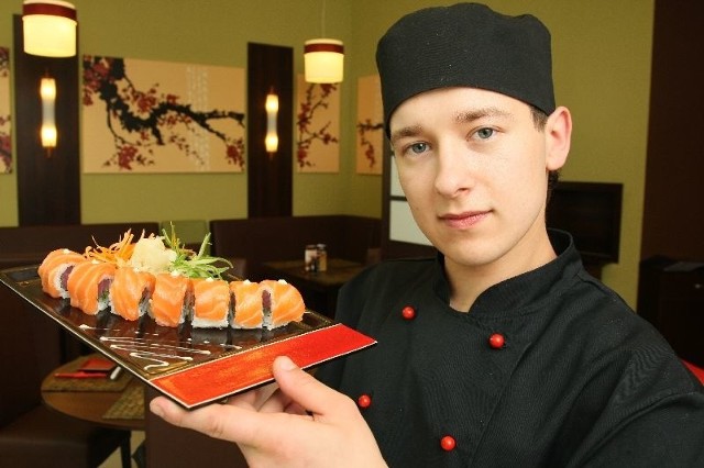 - Sushi ma wiele odmian i do przygotowania go można wykorzystać bardzo wiele składników. To danie, które świetnie wygląda i wyśmienicie smakuje - Piotr Jabłonka, kucharz w restauracji Sushi Nigiri w Galerii Echo w Kielcach.