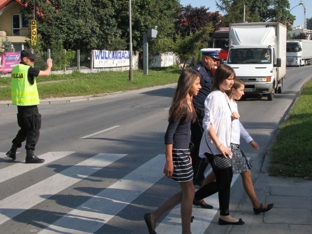 Policjanci pomagali uczniom między innymi na przejściu przez Aleję Solidarności w Kielcach.