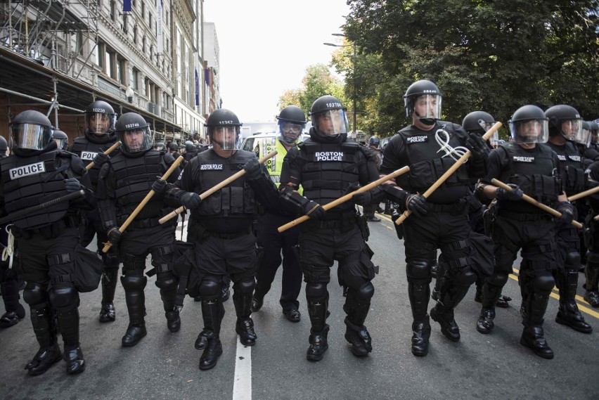 Zamieszki USA. Protest przeciwko rasizmowi i nacjonalizmowi w Bostonie, starcia z policją [ZDJĘCIA]