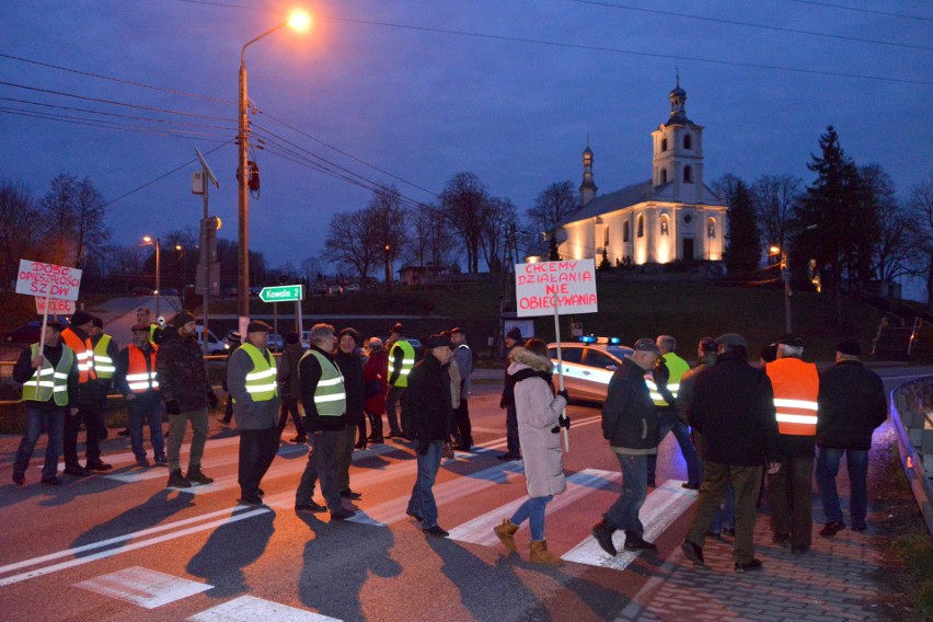 Wojna o drogę 763 Morawica - Chęciny. Mieszkańcy Brzezin rozpoczynają protest! Żądają obwodnicy, mają dość obietnic bez pokrycia (WIDEO)