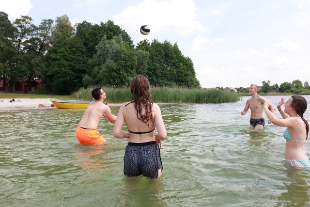 Młodzi ludzie na na plaży w Borównie nie mają zamiaru czekać na oficjalne otwarcie sezonu. Skoro jest upał, a woda ciepła - można się pobawić w wodzie i wykąpać. Przed południem na plaży było już kilkadziesiąt osób
