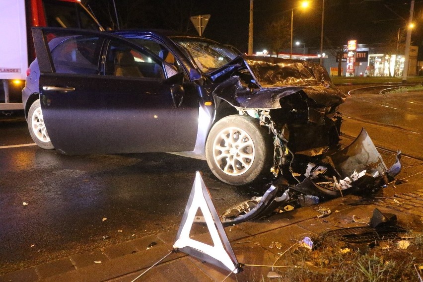 Wypadek tramwaju przy pętli Poświętne. Motorniczy wymusił pierwszeństwo [ZDJĘCIA]