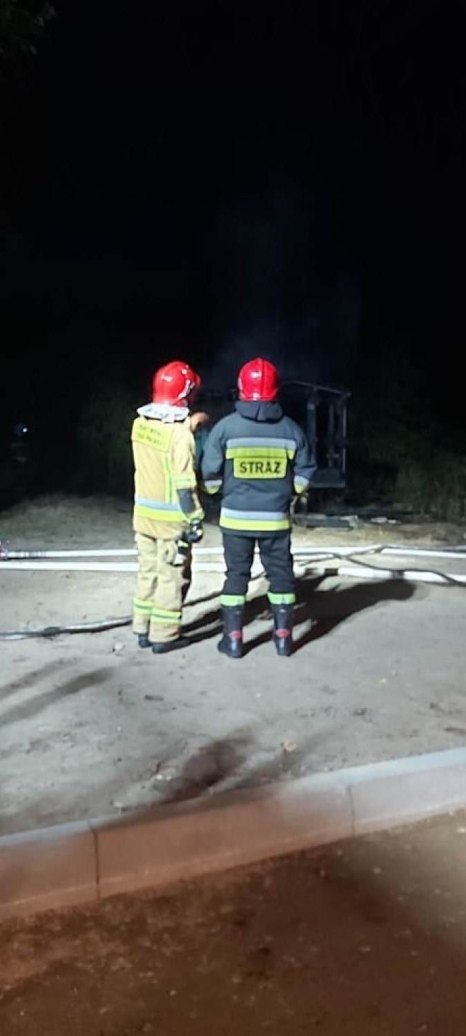 Pożar w Cedrach Wielkich 10.07.2020. Płonęła przyczepa. Pożar gasiły dwa zastępy strażaków. Zdjecia