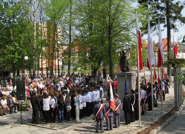 Po mszy o godz. 11.15 zaplanowano przemarsz z kościoła pod Pomnik Narodu Polskiego znajdujący się w parku miejskim.