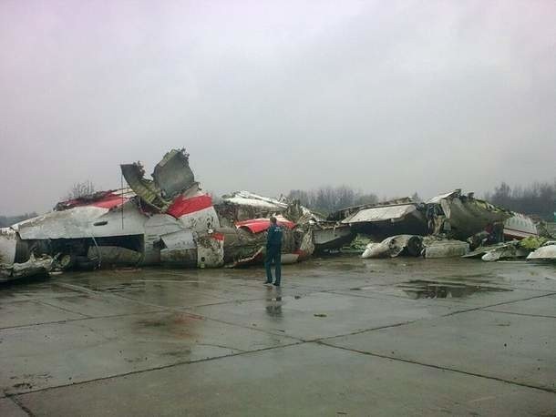 Katastrofa w Smoleńsku. Szczątki samolotu polskiego tupolewa, który rozbił się 10 kwietnia 2010 roku