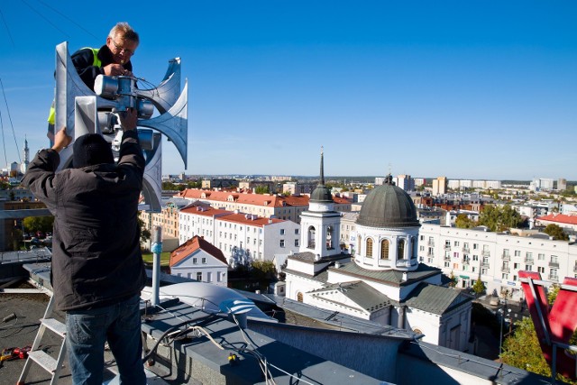 Syreny mechaniczne działają w ten sposób, że silniczek kręci łopatkami, które wydają pisk.  Te elektroniczne są zaś na tyle zaawansowane, że nie tylko wydają sygnał alarmowy, ale też za ich pomocą może być wydany komunikat. Na przykład: Mieszkańcy ul. Lipowej, opuście swoje domy, bo teren jest skażony.