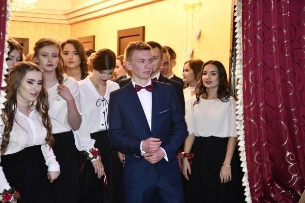 Studniówki 2019 w Staszowie. Uczniowie "Wyszyńskiego" świętowali ostatnie sto dni do matury [ZDJĘCIA, WIDEO]