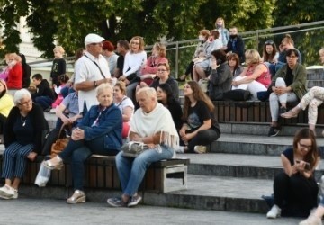 "Sceny Miłosne" pokazali aktorzy pod fontannami w Radomiu. Teatr Powszechny kontynuuje festiwal "Ulica Teatralna", publiczność dopisuje