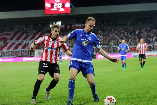 Rafał Grodzicki (z prawej) jest krakowianinem, gry w piłkę uczył się w Cracovii. Karierę zrobił jednak poza rodzinnym miastem. Występował w ekstraklasie ponad 10 lat - w GKS-ie Bełchatów, Ruchu Chorzów i Śląsku Wrocław, w dorobku ma dwa tytuły wicemistrza Polski.