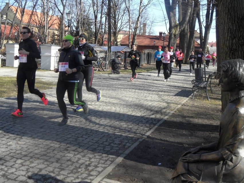 Bieg Polki dla Polki w Żywcu. Promowali profilaktykę badań i zbierali pieniądze [ZDJĘCIA+WIDEO] 