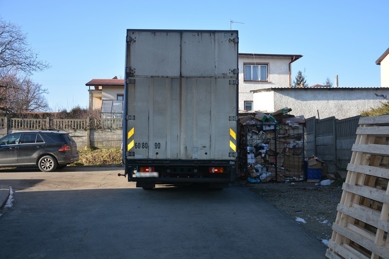 Kierowca ciężarówki potrącił na parkingu matkę z dzieckiem. 9-latka trafiła do szpitala [ZDJĘCIA]