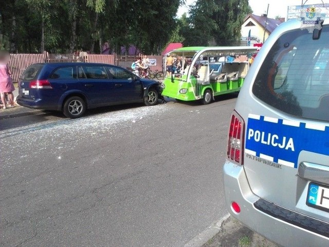 W Łebie kierowca melexa przysnął za kierownicą i na ulicy Nadmorskiej wjechał w cztery zaparkowane samochody. 